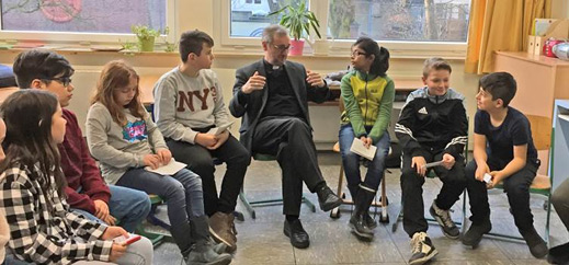 Erzbischof Stefan Heße im Gespräch mit Altonaer Schülern