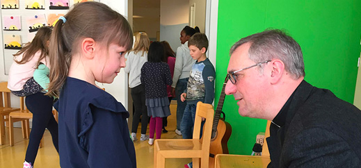 Erzbischof Stefan Heße im Gespräch mit Schülern und Lehrern der Katholischen Schule Wandsbek.