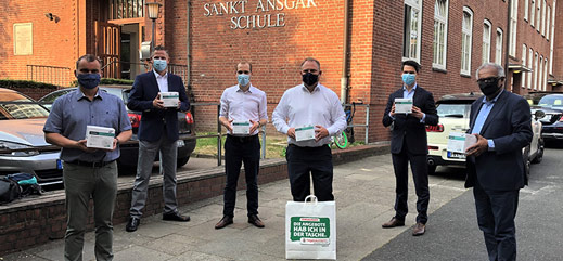 CDU-Bundestagsabgeordneter Ploß und Hagebaumarkt-Geschäftsführer Möller überreichen Schutzmasken an der Sankt-Ansgar-Schule