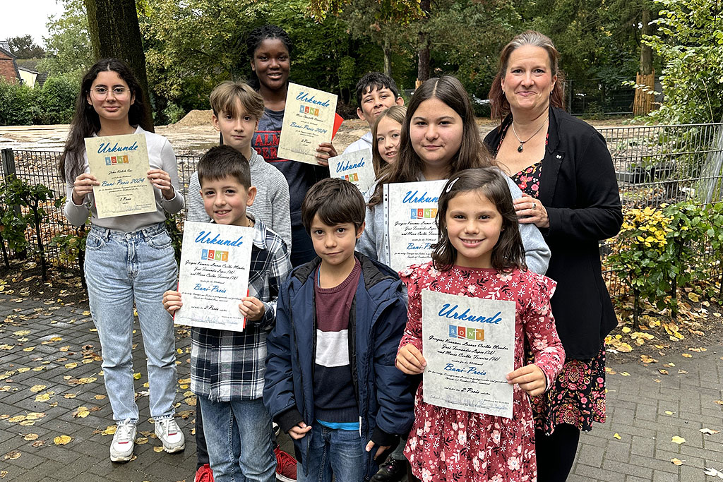 Schulleiterin Bianca Neugebauer mit ausgezeichneten Schülerinnen und Schüler der Katholischen Bonifatiusschule in Wilhelmsburg.