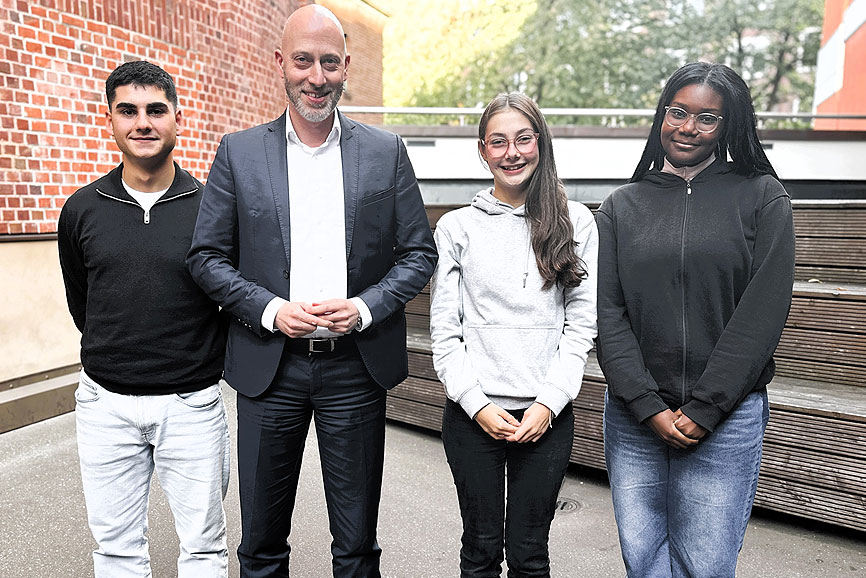 Die Gesamtschüler*innenvertretung des Erzbistums Hamburg /Abteilung Schule und Hochschule wurde neu gewählt. Die drei SchülerInnen sind hier mit dem Schul-Abteilungsleiter Dr. Christopher Haep zu sehen.