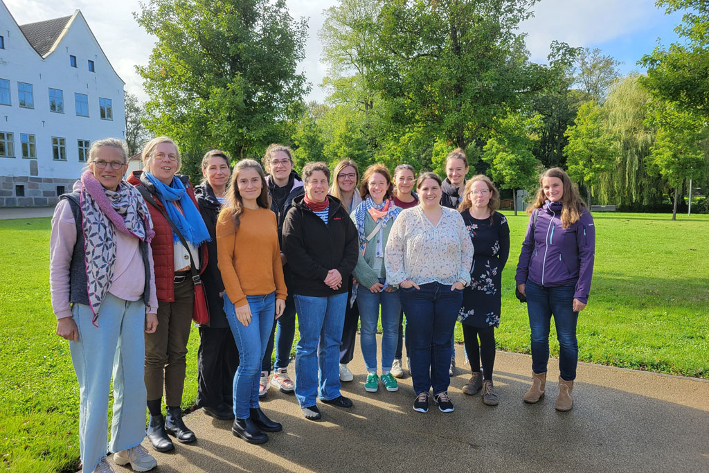 Mit zwölf Teilnehmerinnen startete in der vergangenen Woche der sechste Durchgang der Qualifizierung Schulpastoral. Hier zu sehen sind die 12 Teilnehmerinnen in einem parkähnlichem Gelände.