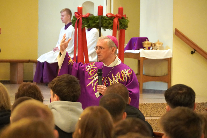 Bei einem Abi-Gottesdienst mit rund 350 angehenden Abiturientinnen und Abiturienten der drei katholischen Gymnasien segnet Erzbischof Stefan Heße diese in der St. Maria-St. Joseph-Kirche