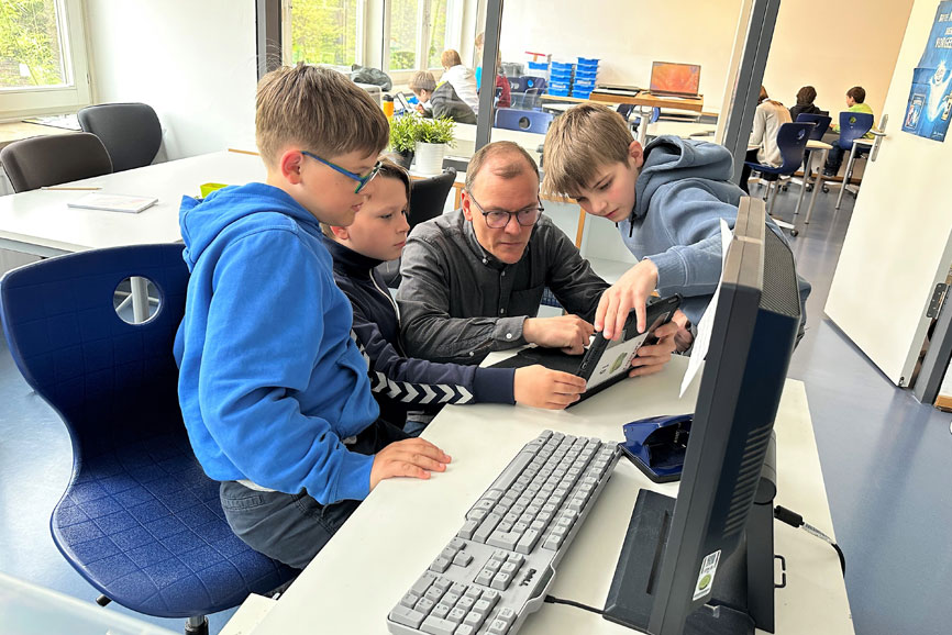 Katharina-von-Siena-Schule glänzt beim Informatik-Biber 2024. Mit 144 Grundschülerinnen und -schülern sicherte sich die Katharina-von-Siena-Schule aus Hamburg-Langenhorn damit im Wettbewerb Platz 20. Impulsgeber der Langenhorner Grundschule ist der Lehrer und Medienprofi Alexander Tscheulin - hier zu sehen mit einigen seiner Schüler.