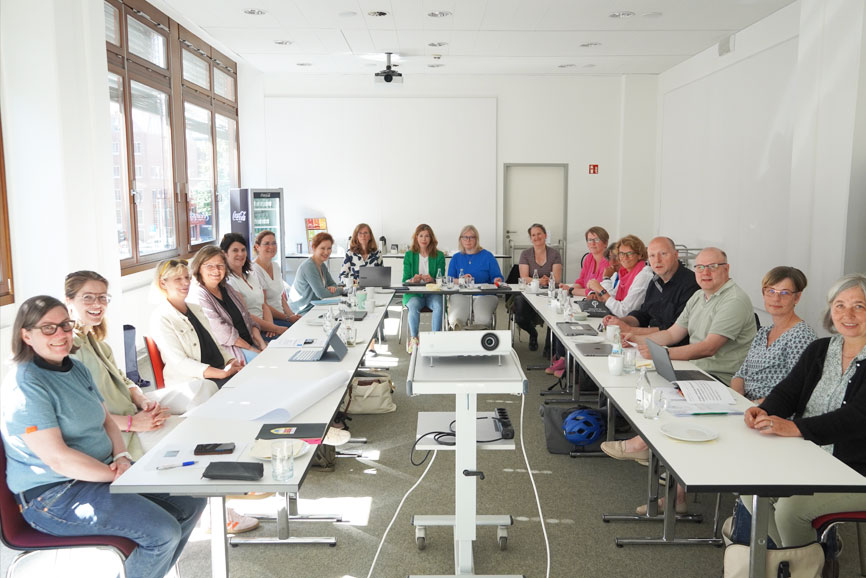 In einer Fortbildung haben sich die Leitungen der Katholischen Schulen in Hamburg wie hier im Bild in einem Büro zu sehen, mit der Evaluation und Weiterentwicklung ihrer Schutzkonzepte beschäftigt.