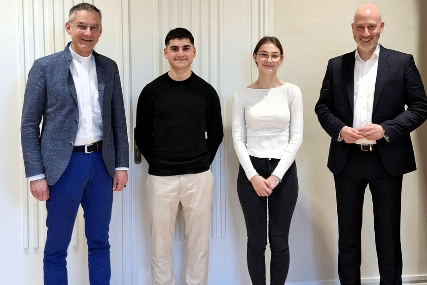 Marie Schmidt (Katholische Schule St. Paulus) und Markus Sass (Niels-Stensen-Gymnasium) trafen sich als Sprecherteam der Gesamtschülervertretung der Katholischen Schulen in Hamburg mit Generalvikar Pater Sascha-Philipp Geißler.