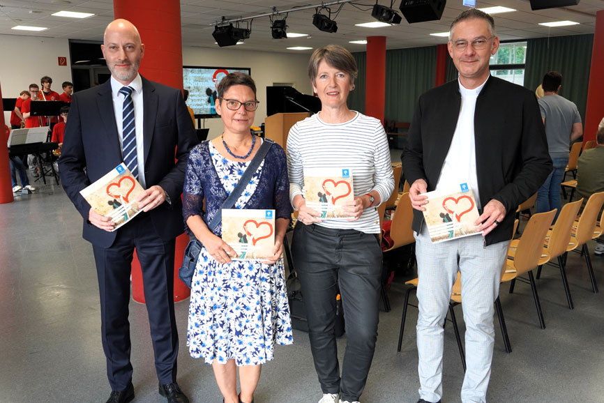Setzten das neue Rahmenkonzept für Sexuelle Bildung an den katholischen Schulen im Erzbistum Hamburg in Kraft (vlnr): Schulabteilungsleiter Dr. Christopher Haep, Religionspädagogik-Referatsleiterin Friederike Mizdalski, Referentin und Sexualpädagogin Ann-Kathrin Kahle sowie Generalvikar Pater Sascha-Philipp Geißler SAC