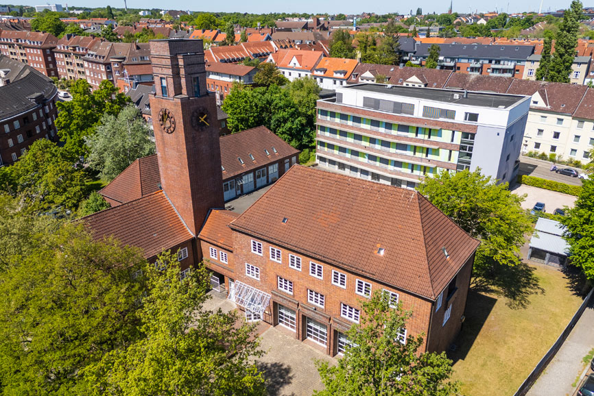 Niels-Stensen-Gymnasium verabschiedet sich nach 22 Jahren – hier zu sehen als Luftaufnahme das Gymnasium und die Umgebung bei schönstem Sommerwetter.