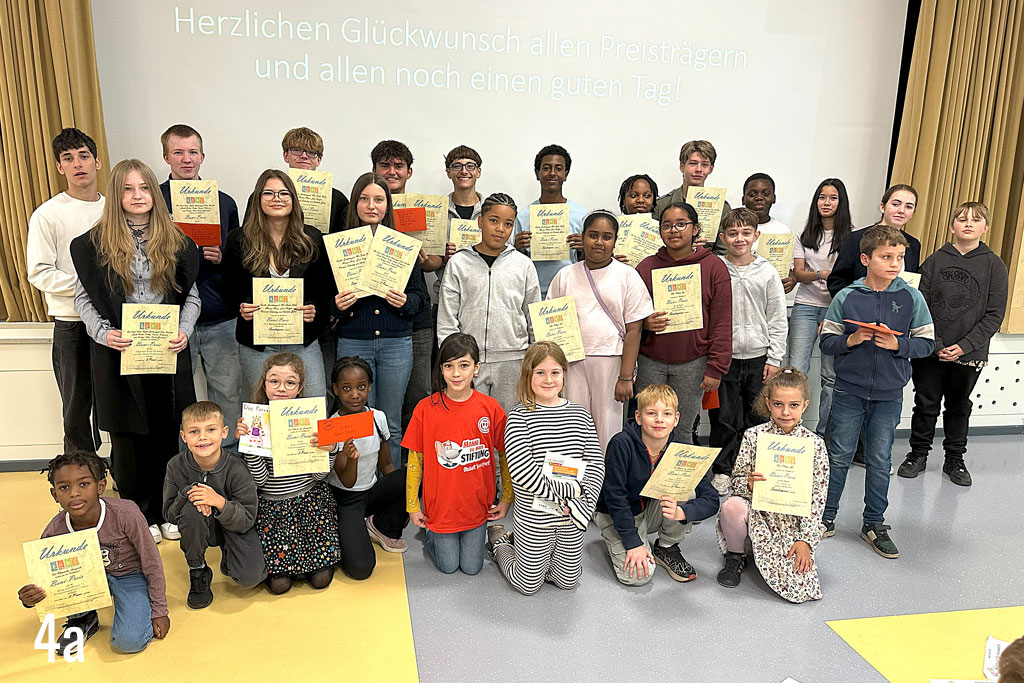 BONI-Preis zeichnet großartiges Schüler-Engagement in Wilhelmsburg aus - Die BONI-Preisträgerinnen und Preisträger aller Alterstufen mit ihren Urkunden. Ausgezeichnet wurden hilfsbereite Streitschlichter, ausgebildete Schulsanitäter, umweltbewusste Müllsammler sowie postkartenschreibende Fünftklässler.