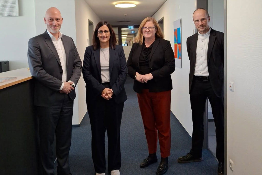 Auf dem Bild zu sehen: Dr. Christopher Haep (Leiter Abteilung Schule und Hochschule des Erzbistums Hamburg), Dr. Burkhard Conrad (Referatsleiter Hochschule, Hochschulpastoral & Erwachsenenbildung) und Beate Bäumer (Katholisches Büro)