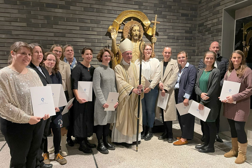 Mit einem feierlichen Gottesdienst im St. Marien-Dom hat Erzbischof Dr. Stefan Heße elf Frauen für den Dienst in der Schulpastoral beauftragt bzw. ernannt. Sechs Frauen arbeiten als Religionslehrerinnen an katholischen Schulen, vier an staatlichen Schulen in Hamburg und Schleswig-Holstein. Diese sind hier im Bild zu sehen.
