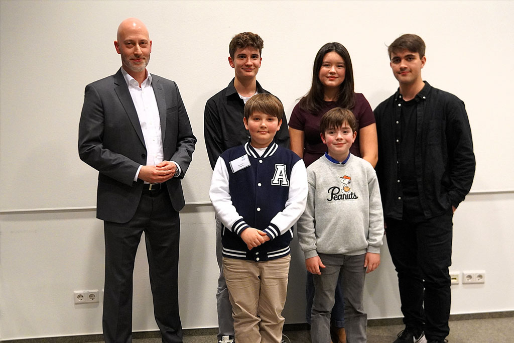 Dr. Christopher Haep, Leiter der Abteilung Schule und Hochschule im Erzbistum Hamburg, mit dem neuen Sprecherteam der Gesamtschülervertretung