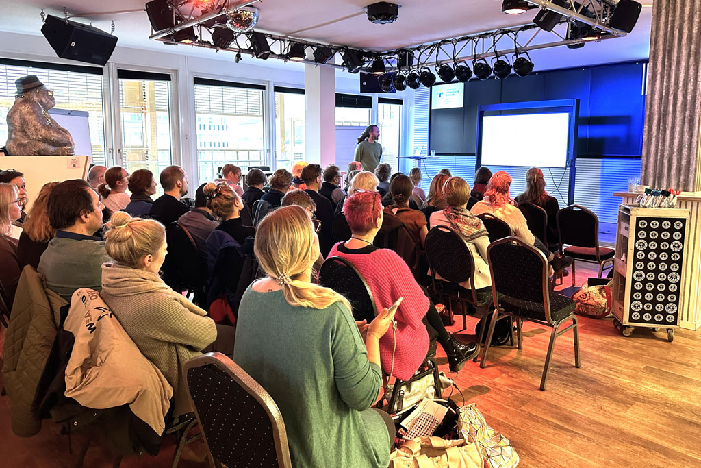 Auf dem Bild sieht man die Kick-Off-Veranstaltung für die Umsetzung des Rahmenleitbildes Ganztag an Hamburgs Katholischen Schulen - hier im Pauli Spirit Klubhaus am Spielbudenplatz.