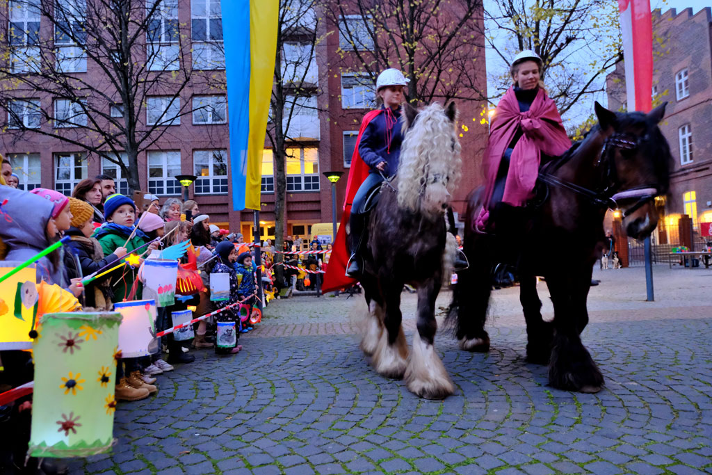 Reiter, Spielmannszüge & Laternen zu St. Martin - Mit Martinsspielen, Laternenumzügen durch die Stadtteile, Gottesdiensten und gebackenen Weckmännern gedenken rund um den 11. November die Jungen und Mädchen der katholischen Vor- und Grundschulen in Hamburg des Heiligen Martin.
