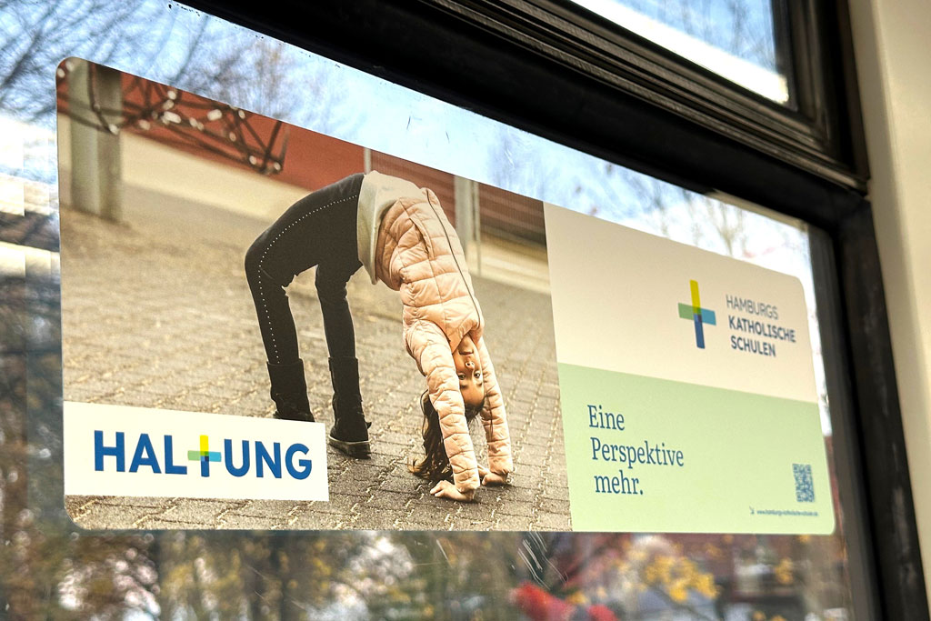 Rund 700 Seitenscheibenplakate mit Leitworten wie ORIENTIERUNG, HALTUNG und VERTRAUEN weisen derzeit in den S- und U-Bahnen auf Hamburgs Katholische Schulen als DIE Schulalternative in der Millionenmetropole hin.