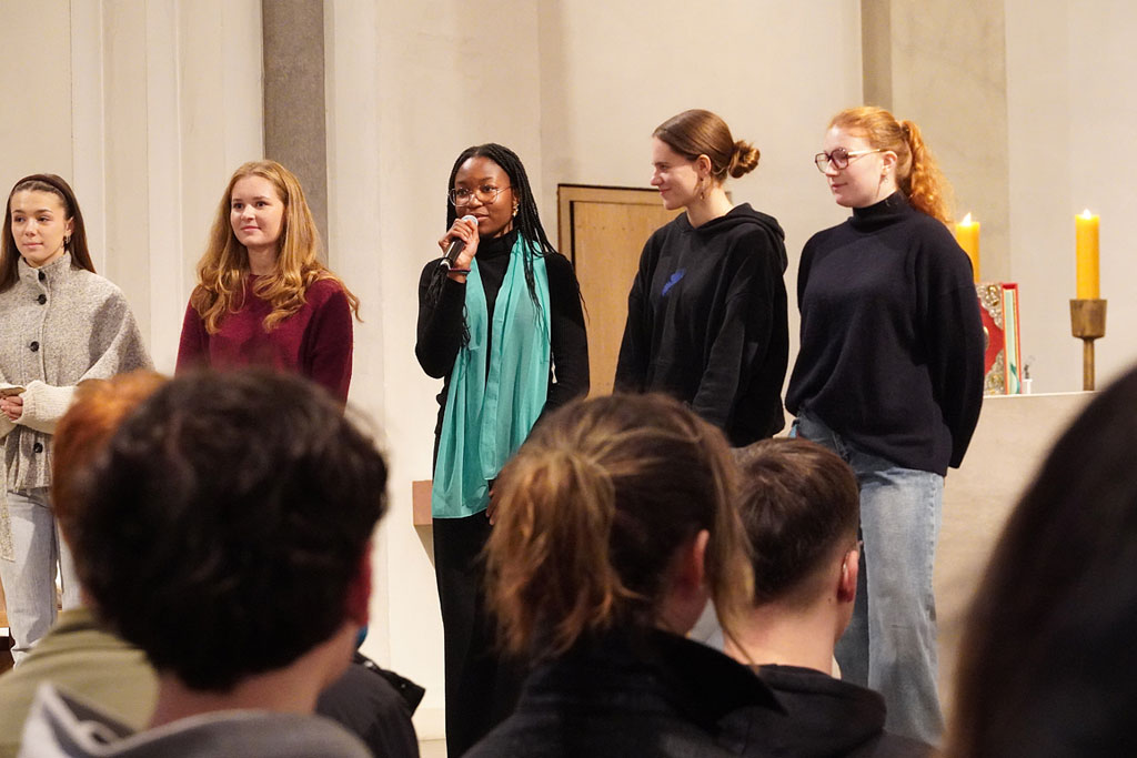 Es ist seit vielen Jahren eine besondere Tradition: der gemeinsame Gottesdienst der angehenden Abiturientinnen und Abiturienten mit Erzbischof Stefan Heße - hier zu sehen eine kleine Gruppe von angehenden AbiturientInnen Schüler der Sankt-Ansgar-Schule und der Sophie-Barat-Schule im St. Marien-Dom