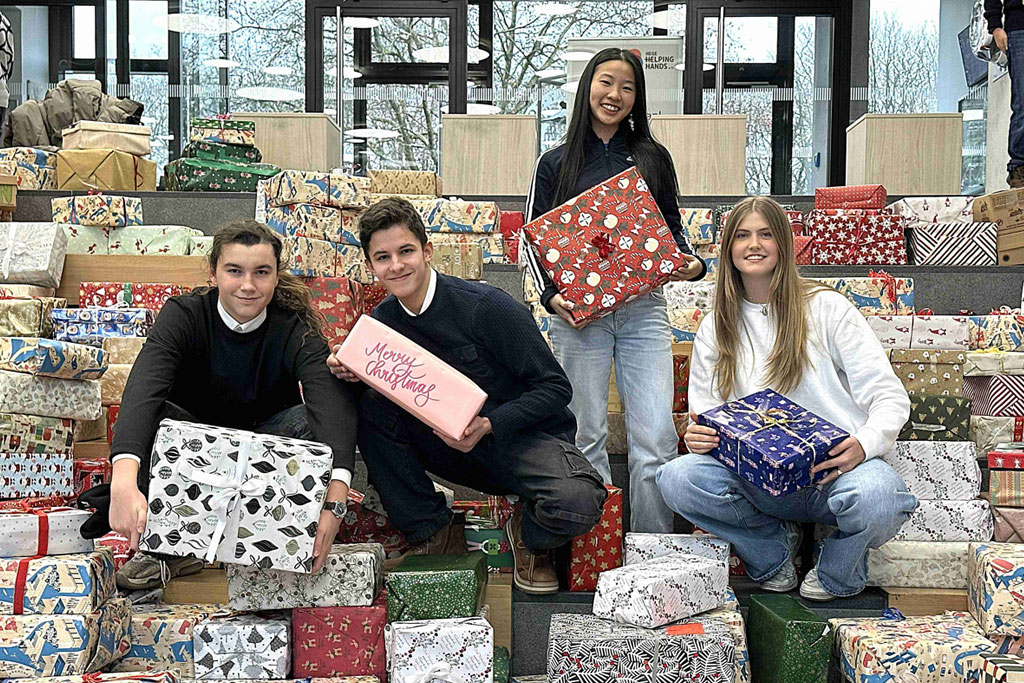 Die Sophie-Barat-Schule, hat in diesem Jahr einen Adventstag der Solidarität durchgeführt - hunderte Schuhkartons mit Lebensmitteln, wärmender Kleidung, Hygieneartikeln und persönlichen Grüßen wurden gesammelt. Hier sind viele glückliche Schüler mit sehr vielen Paketen zu sehen.