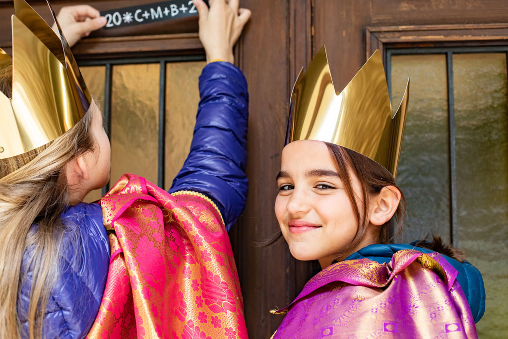 Vier Mädchen der Katholischen Schule St. Elisabeth Bergedorf vertreten Anfang Januar das Erzbistum Hamburg beim Sternsinger-Empfang im Bundeskanzleramt. Lia, Sarah, Isabella und Emilia hatten sich im Vorfeld der 68. Aktion Dreikönigs-singen für die Teilnahme beworben – und bei der Ziehung der Gewinner das nötige Losglück.