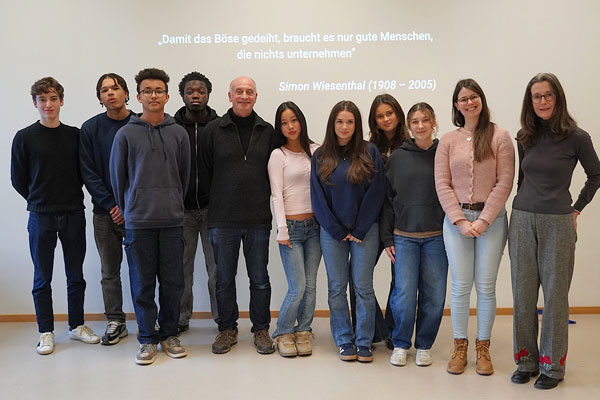 Kabarettist Alfons im Dialog mit Jugendlichen über Demokratie und Extremismus an der katholischen Sophie-Barat-Schule in Hamburg.