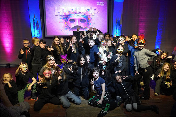 Die HipHop Academy Hamburg ist ein deutschlandweit einzigartiges Non-Profit-Projekt der Stiftung Kulturpalast und bietet professionelle Ausbildung u.a. in den Disziplinen Tanz, Rap, Graffiti, Beatboxing und Producing - daran dürfen Dritt- und Viertklässler der Katholischen Schule Harburg nun teilnehmen.