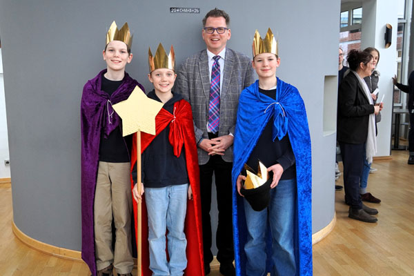 Drei Sternsinger David, Maximilian und Jonathan aus der Sophie-Barat-Schule waren zu Gast beim Bundesamt für Seeschifffahrt und Hydrographie (BSH) in der Bernhard-Nocht-Straße auf St. Pauli.