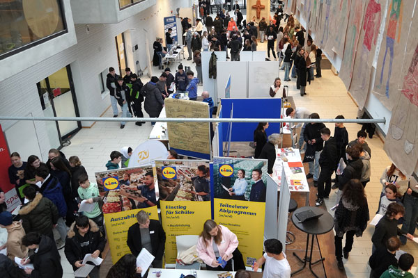 Von Lockenstab bis Bundeswehr: Berufsmesse begeistert Jugendliche in Billstedt Mehr als 20 Unternehmen informieren in der Katholischen Schule St. Paulus über Ausbildungswege
