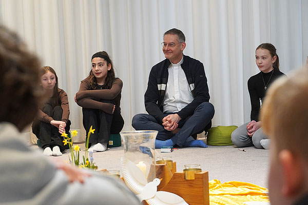 Generalvikar Geißler zu Besuch in Billstedt: Manchmal sind es die leisen Begegnungen, die am meisten bewegen. Als Generalvikar Pater Sascha-Philipp Geißler die Katholische Schule St. Paulus in Billstedt betritt, wird schnell spürbar: Dieser Besuch ist kein offizieller Termin, sondern eine Einladung zum Zuhören, zum Erleben und zum echten Austausch mit den Menschen vor Ort.