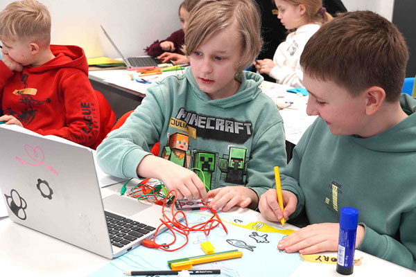 Mit einem außergewöhnlichen und praxisnahen Workshop startet im Februar 2026 an der Katholischen Schule St. Paulus in Billstedt die neue Kids Academy für Naturwissenschaft und Technik. Ein paar Schüler experimentieren hier in einem Klassenraum.