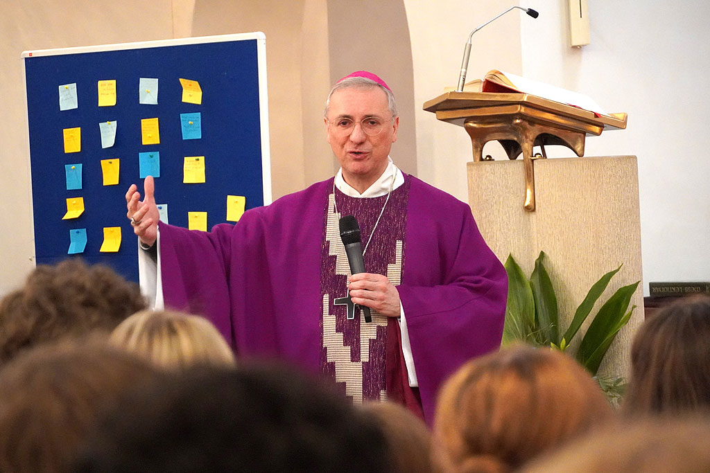 Erzbischof Heße feiert Gottesdienst mit angehenden Stadtteilschulabsolventen der Katholischen Stadtteilschulen.