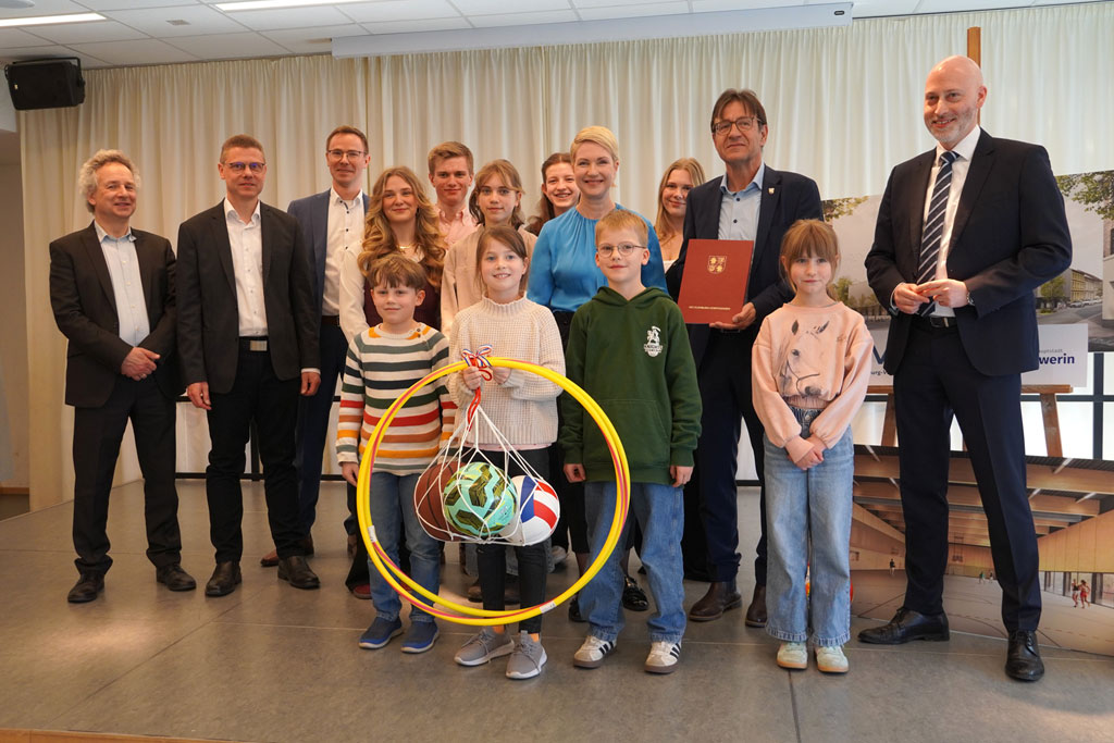 Sporthallenneubau in Schwerin Gruppenfoto: Ministerpräsidentin Manuela Schwesig (Mitte) mit Bernd Nottebaum (3.v.r., Stellvertretender Oberbürgermeister von Schwerin), Dr. Christopher Haep (1.v.r., Stiftungsdirektor Bernostiftung), Jens Kruggel (2.v.l., Stellv. Stiftungsdirektor Bernostiftung), Paul Zehe (3.v.l., Schulleiter Regionale Schule und Gymnasium Niels-Stensen-Schule), Jobst Harders (1.v.l., Schulleiter Grundschule) sowie Schülerinnen und Schüler der Niels-Stensen-Schule.