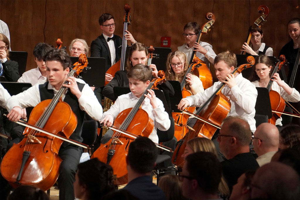 Die jesuitisch geprägte Sankt-Ansgar-Schule beging im März 2026 ihr 80-jähriges Jubiläum – mit einem fulminanten Konzert in der Elbphilharmonie. Nach einer Begrüßung durch Schulleiterin Stephanie Filip feierte die Schulgemeinschaft mit zahlreichen Gästen ein beeindruckendes Zusammenspiel von Orchester, Big Band, Ober- und Unterstufenchor, Elternchor und Solisten unter der Leitung von Tessa Abrahamczik, Suely Lauar und Andreas Hamborg.