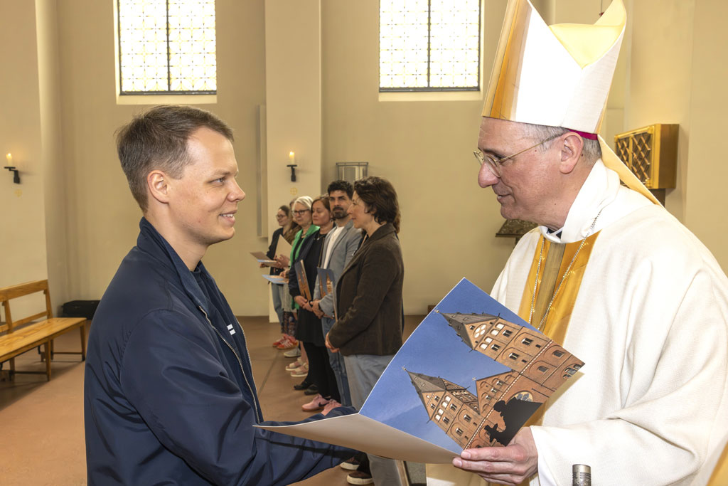 Im feierlichen Rahmen des Kleinen Michel hat Hamburgs Erzbischof Dr. Stefan Heße am Samstag, 18. April 2026, insgesamt 24 Religionslehrkräften die Missio Canonica verliehen.