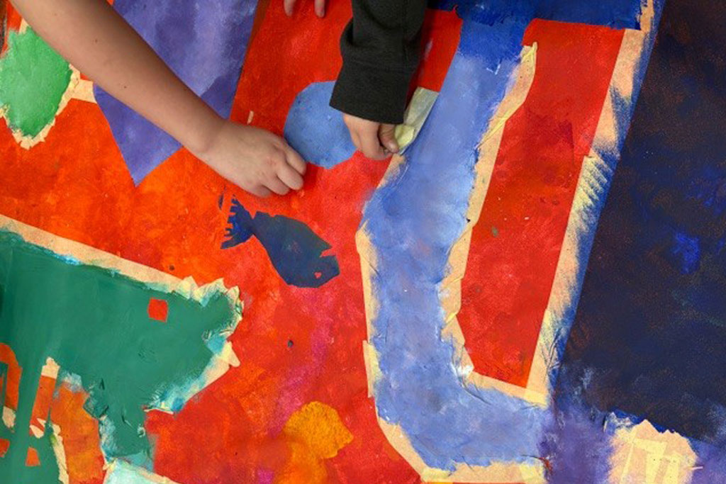 In Kooperation mit dem Kulturforum21 gestalteten Dritt- und Viertklässler an zwei Tagen meterlange Leinwände.