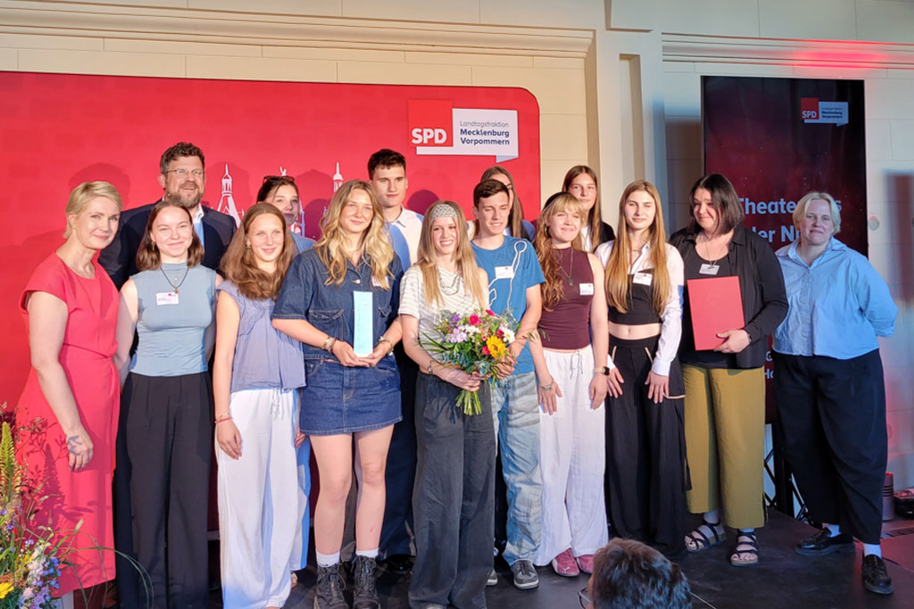 Der Johannes-Stelling-Preis für demokratisches Engagement der SPD-Landtagsfraktion Mecklenburg-Vorpommern ist am Dienstagabend, (23. Juni 2026) verliehen worden. Der Hauptpreis ging an den Theaterkurs der Niels-Stensen-Schule Schwerin, der im Beisein von Ministerpräsidentin Manuela Schwesig geehrt wurde.