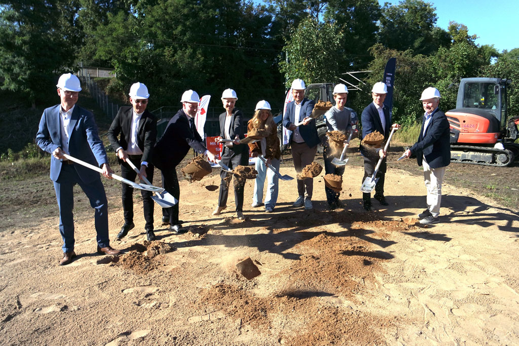 Mit dem ersten Spatenstich beginnen die Bauarbeiten für die neue Sporthalle der katholischen Niels-Stensen-Schule in Schwerin.