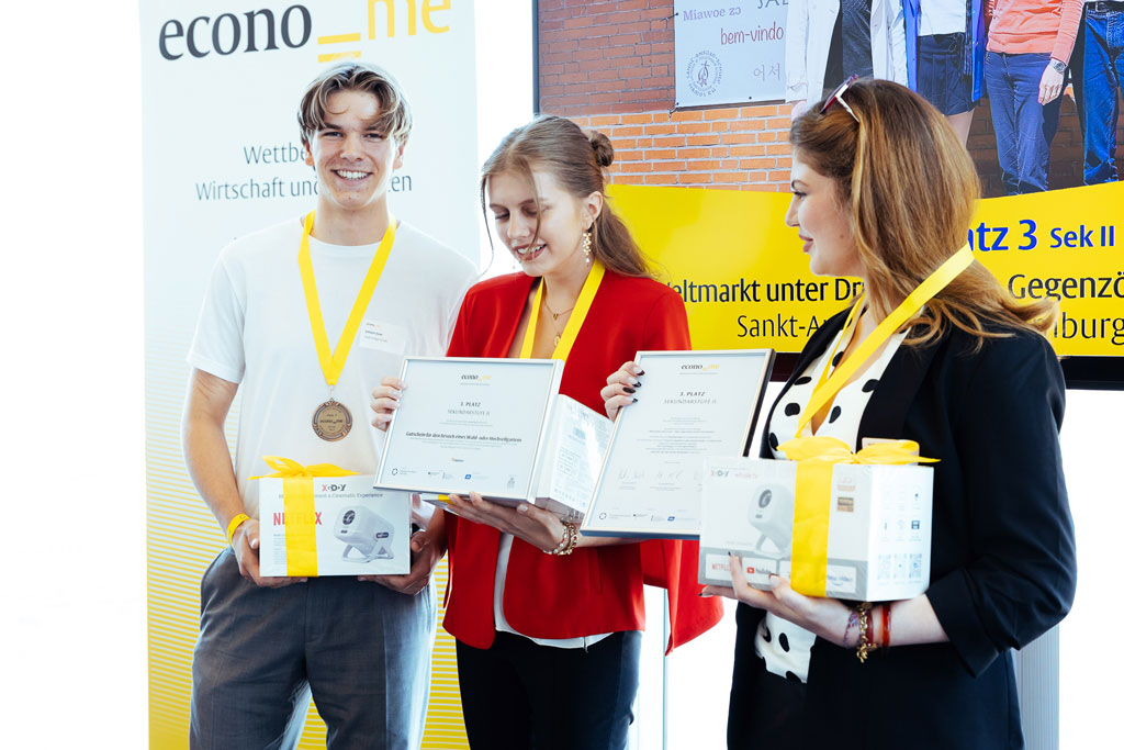 Drei Schülerinnen und Schüler der Sankt-Ansgar-Schule haben beim bundesweiten econo=me-Wettbewerb Wirtschaft und Finanzen den 3. Platz in der Sekundarstufe II belegt.