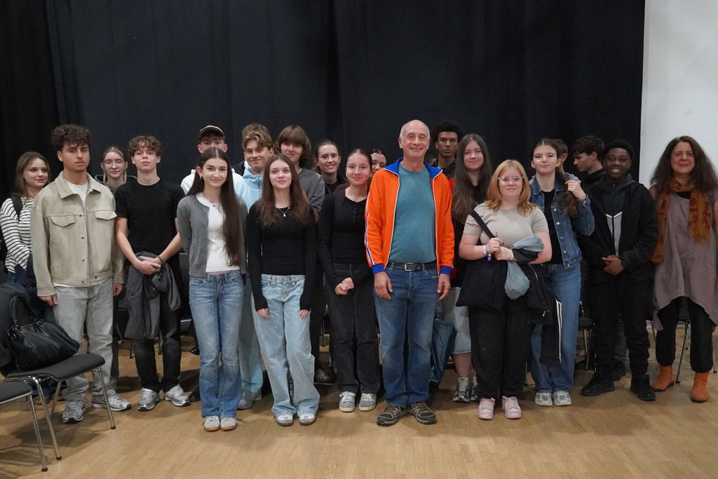 Im Billstedter Kulturpalast kommen im Oktober 2026 fast 100 Jugendliche der Katholischen Schule St. Paulus sowie weiterer staatlicher Schulen zusammen – um zu sprechen, zu hören und den Wert der Demokratie neu zu begreifen mit „Alfons“. Kabarettist, Wahl-Hamburger, französischer Beobachter der deutschen Seele – und leidenschaftlicher Verteidiger demokratischer Werte.