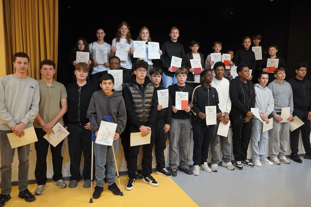 BONI-Preis zeichnet großartiges Schüler-Engagement aus - So erhielten u.a. Neuntklässler Domenico und Achtklässler Alan Urkunden für ihr außergewöhnliches soziales Wirken im Schulalltag.
